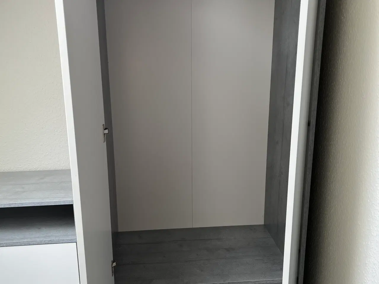Billede 8 - Kommode, skab og skrivebord 