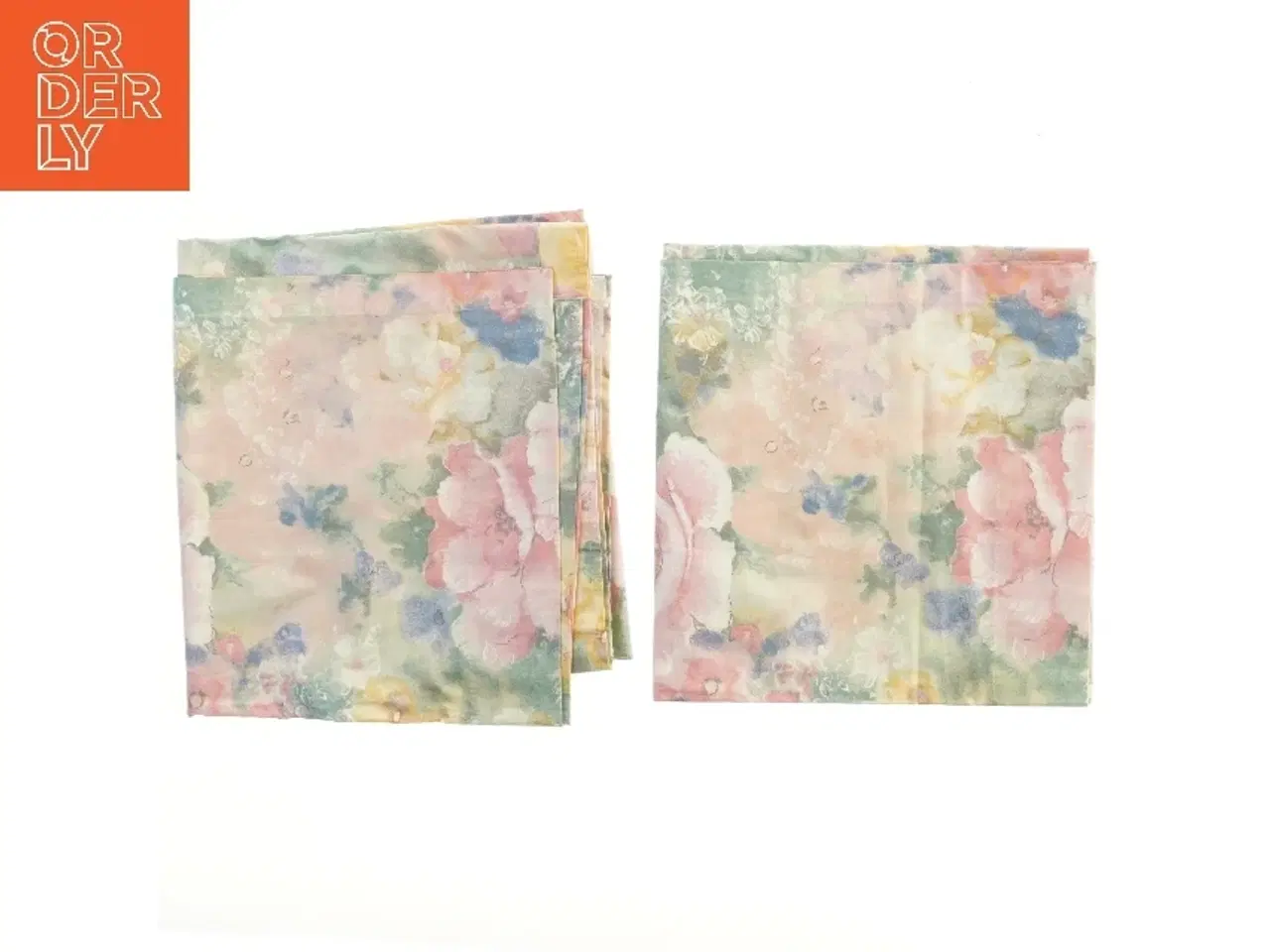 Billede 1 - Ubrugte gardiner i fine pastelfarver med rynkebånd og hægter ( 2 stk 131x136 cm)