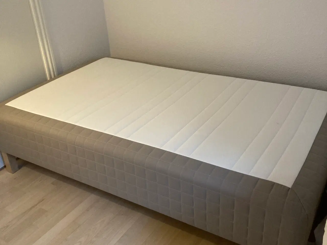Billede 1 - Ikea seng 120 x 200 inkl. ben, top- og rullemadras