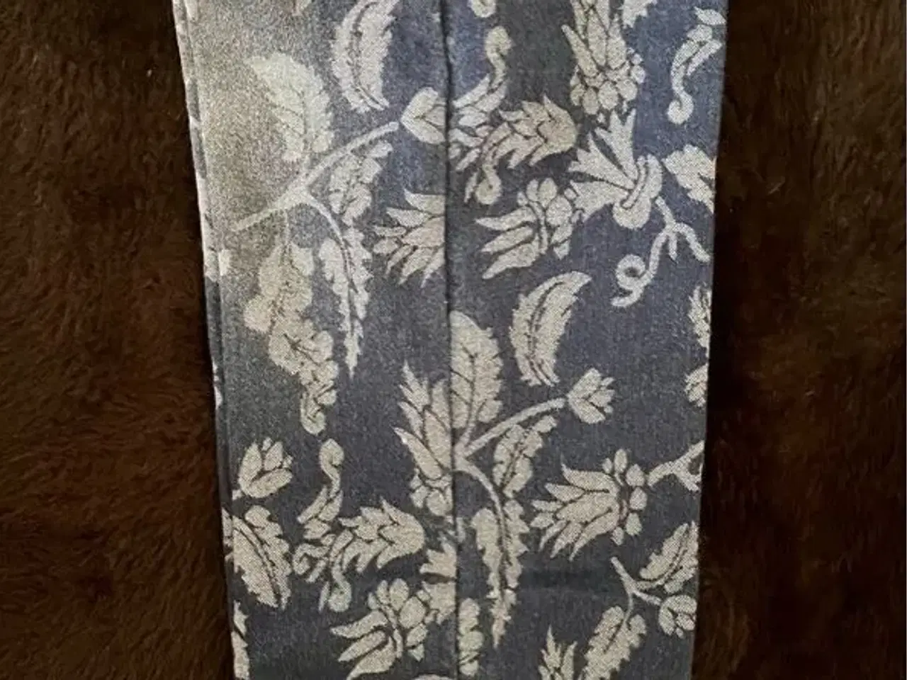 Billede 8 - Blomstret jeans til salg