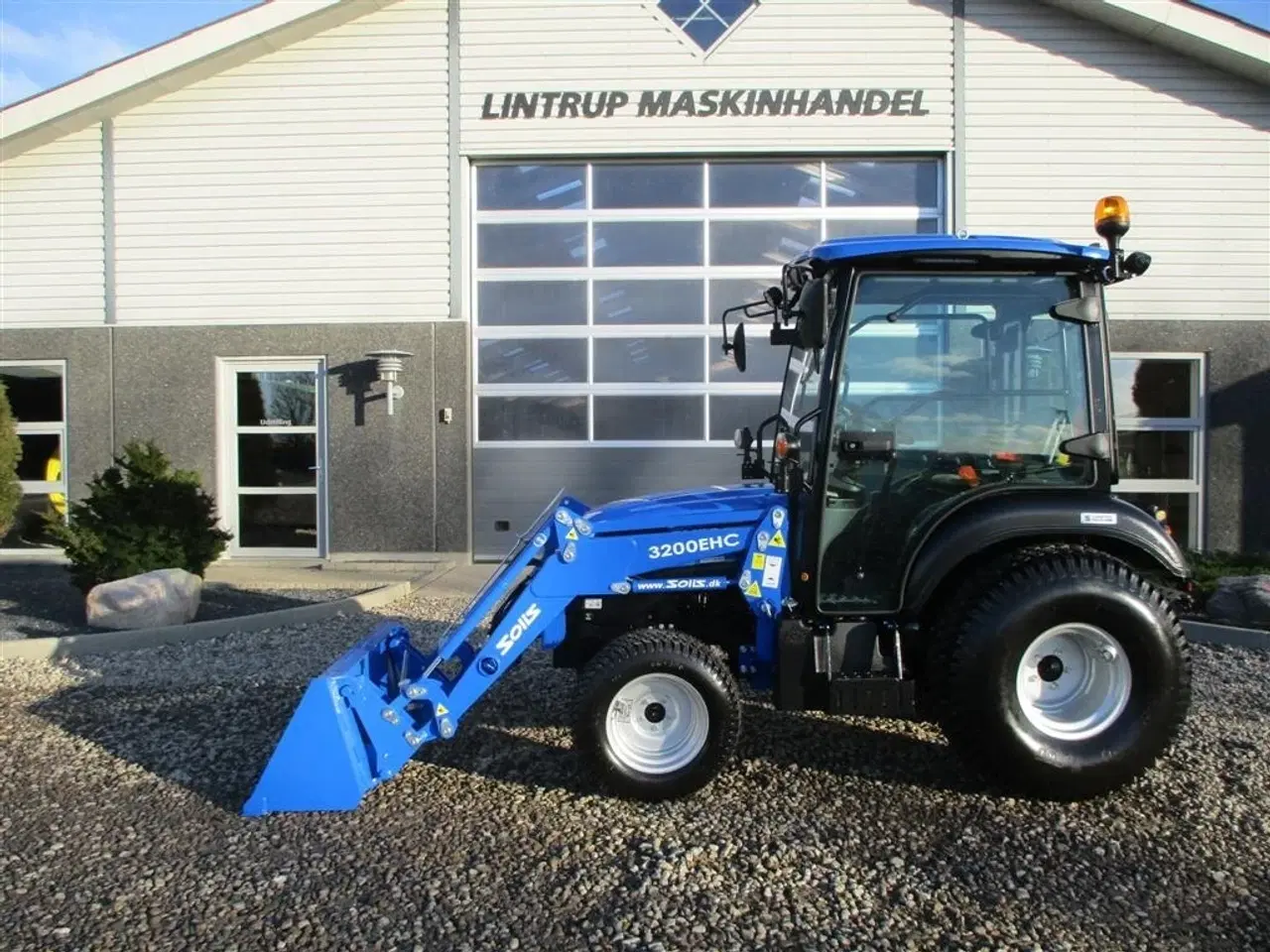 Billede 21 - Solis 26 HST Med kabine, Turf hjul og frontlæsser.