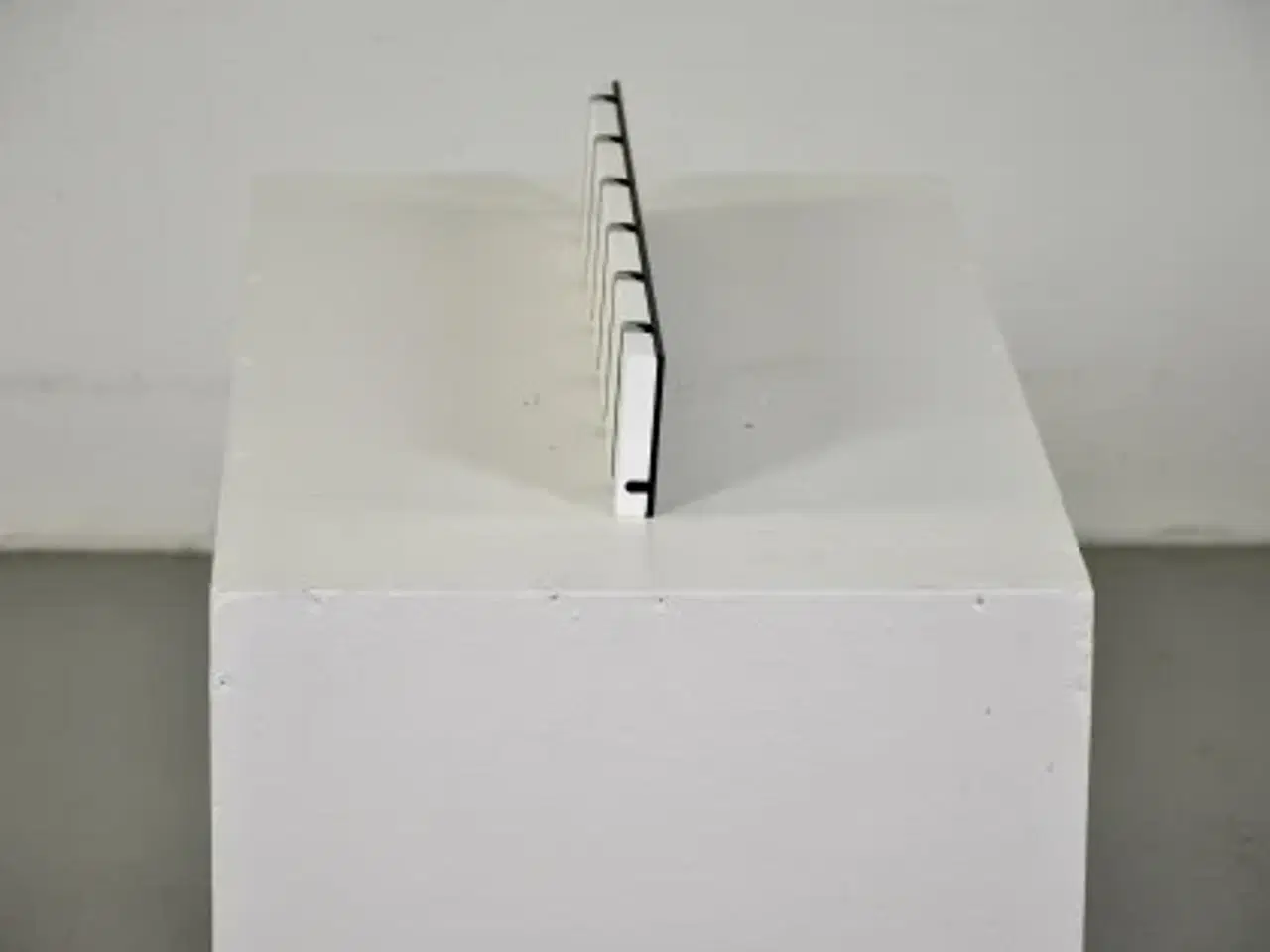 Billede 2 - Knax knagerække i hvid med seks alu knage