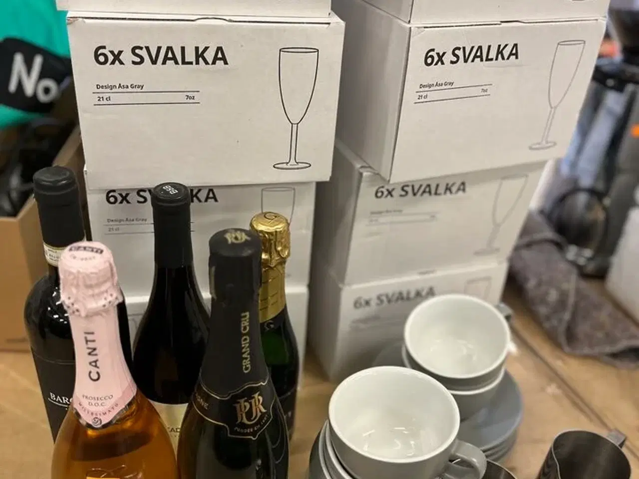 Billede 1 - 48 Stk. Champagneglas SVALKA +  5 Fl. Vin + Kaffestel