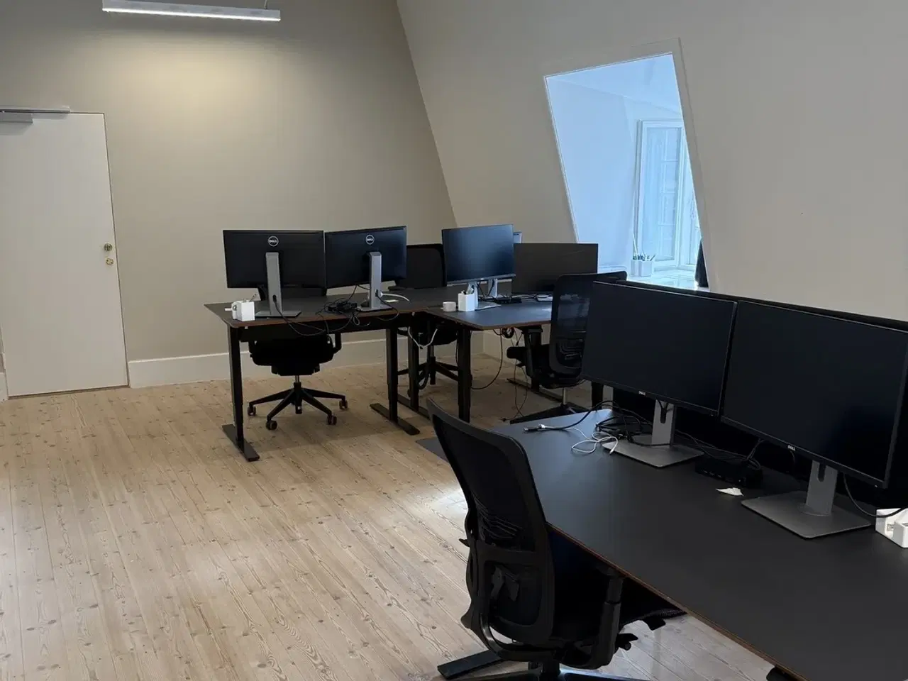 Billede 9 - Kontorplads ud til kanalerne på Christianshavn