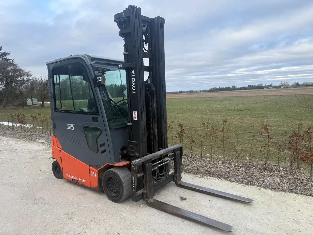 Billede 2 - TOYOTA 3 TONS EL TRUCK SOM LØFTER 5 METER