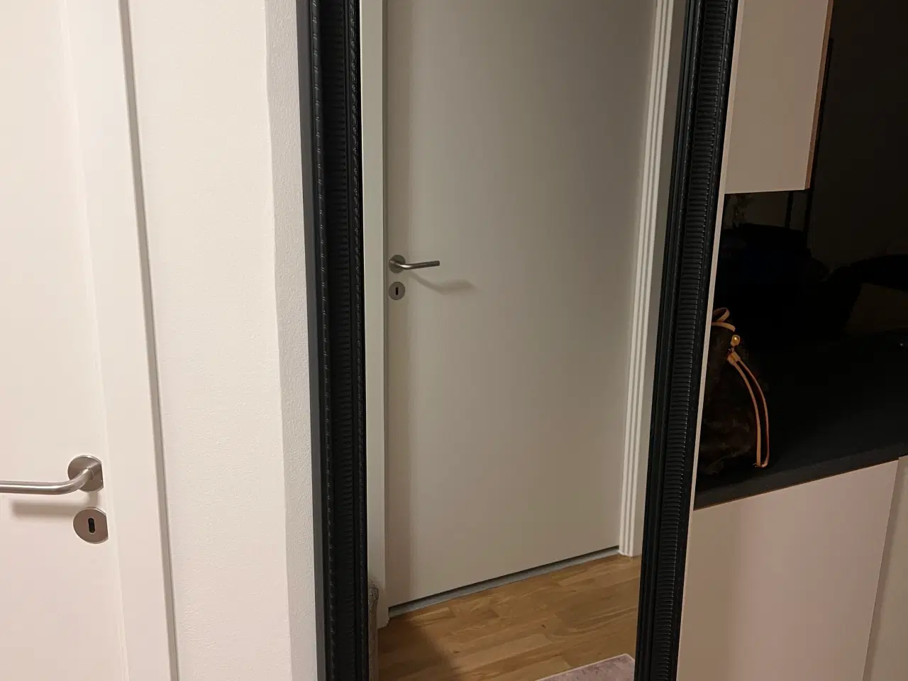 Billede 1 - Ilva spejl med sort ramme.