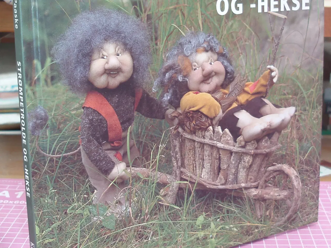 Billede 1 - Strømpetrolde og -Hekse af Ulla Paaske