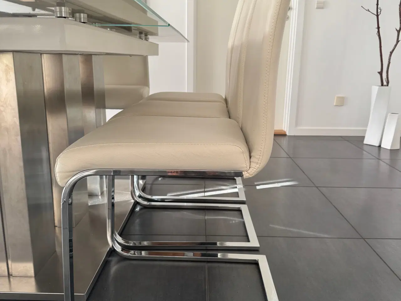 Billede 4 - Glas spisebord og 8 stk stole, sæt eller separat