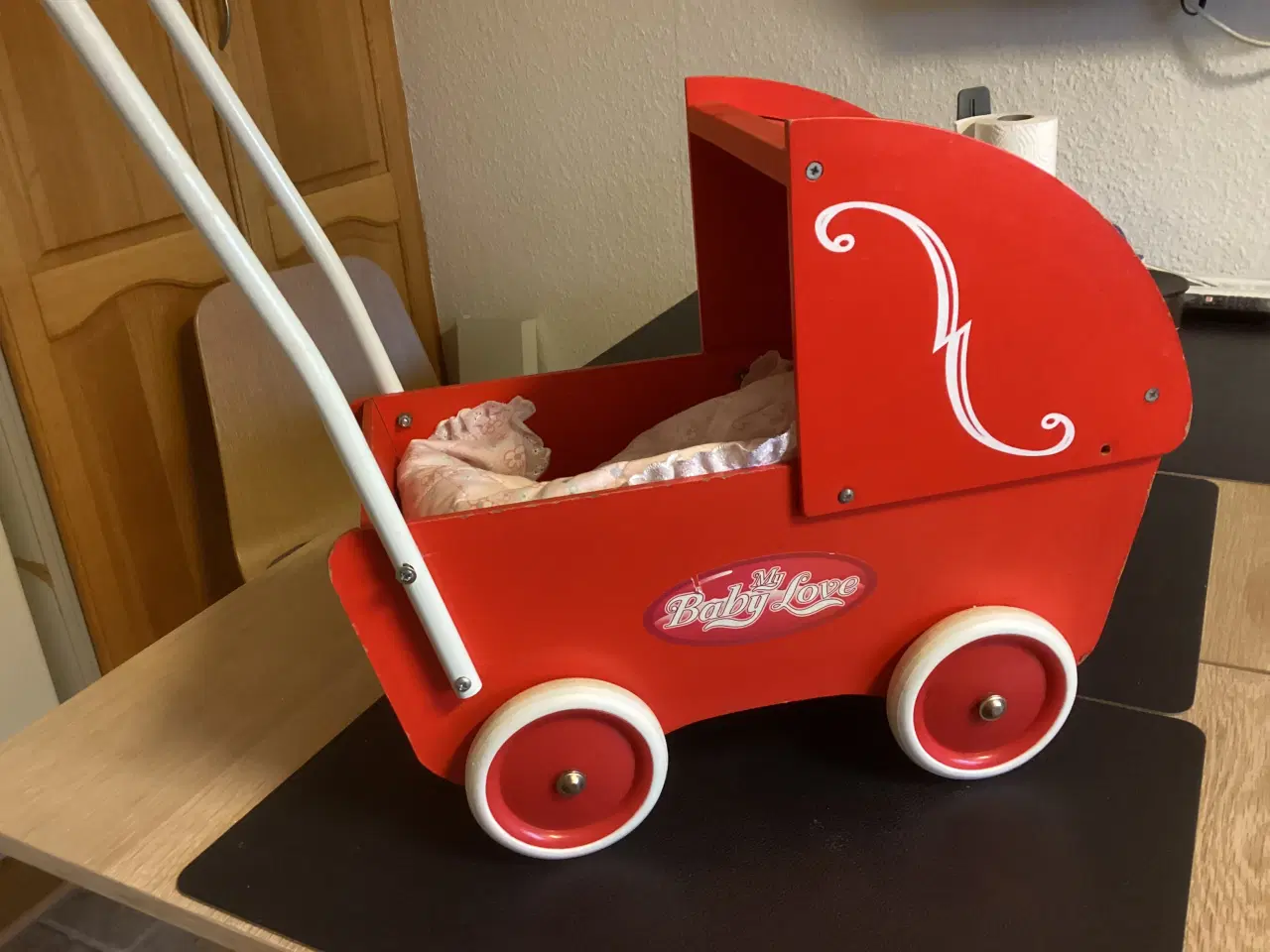 Billede 5 - Rød Krea dukkevogn med dukke og puder