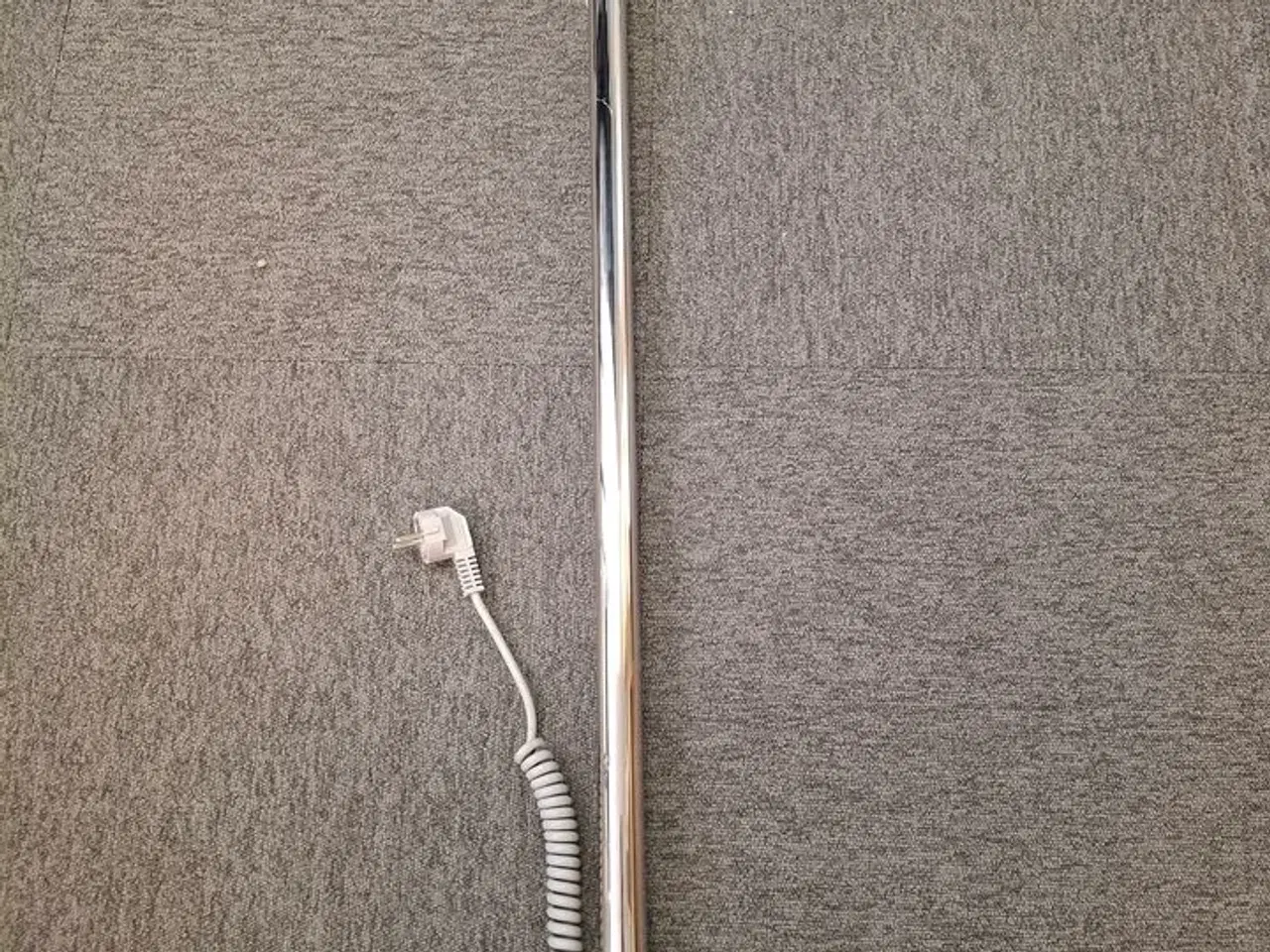 Billede 2 - Enkel rør håndklædetørrer med stikkontakt  STRØMBERG