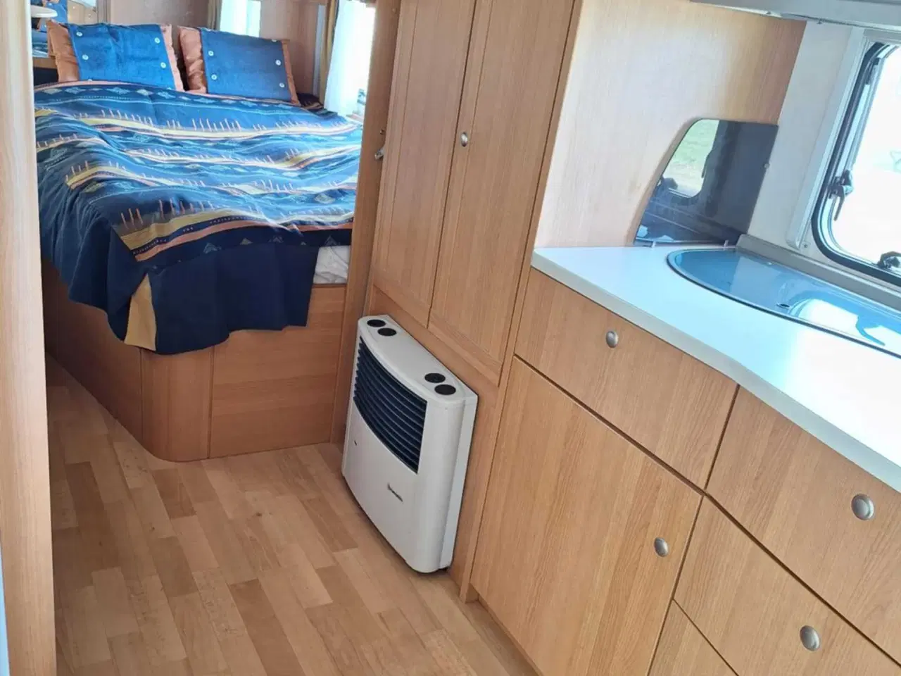 Billede 7 - Flot stor campingvogn med næsten nyt fortelt.