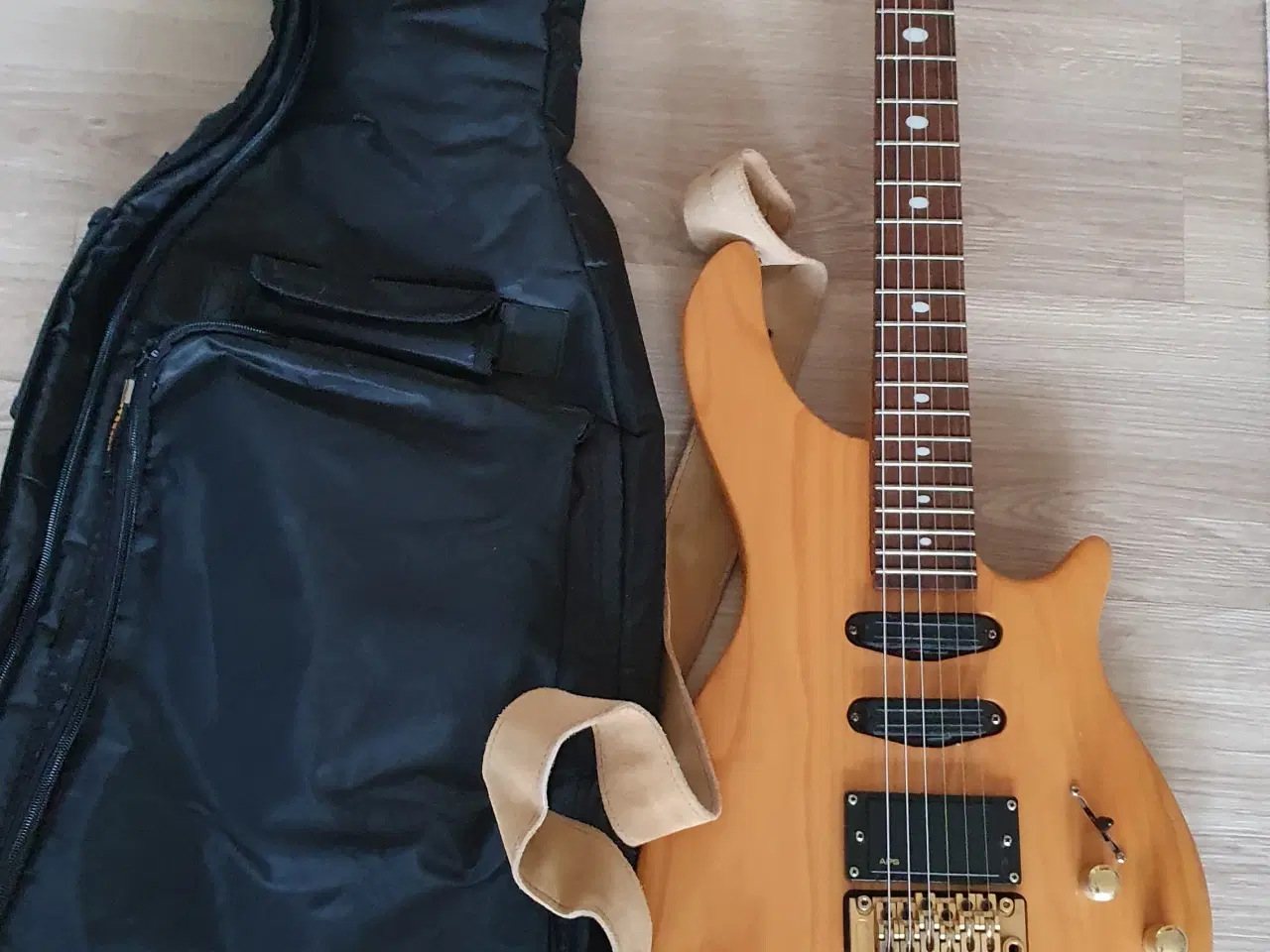 Billede 2 - Elguitar Maison II Z serie sælges