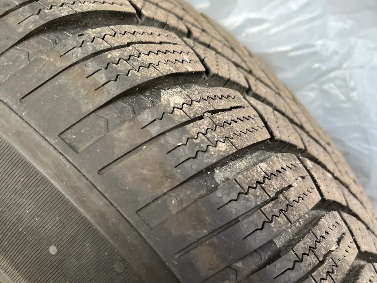 Billede 2 - Vinterdæk på stålfælge. Har kun kørt 5000km. 