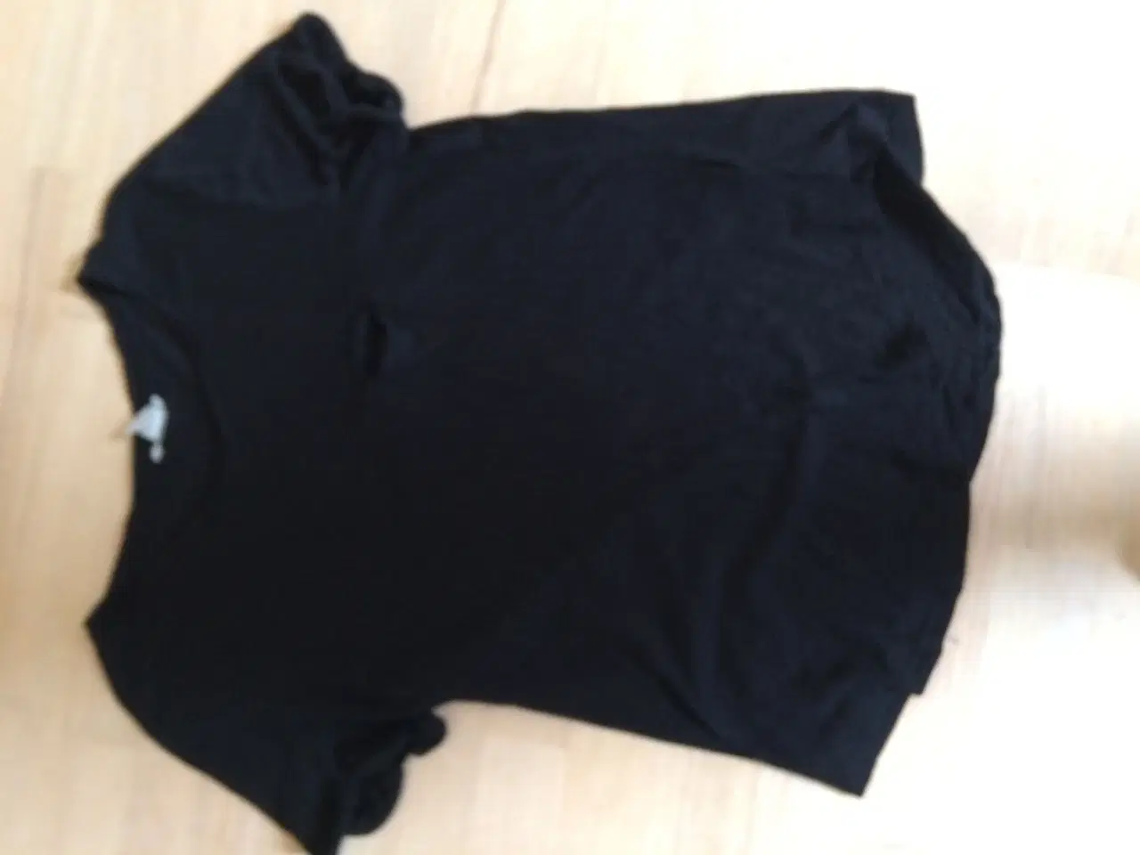 Billede 1 - Tshirt med lille lomme str. m fra HM