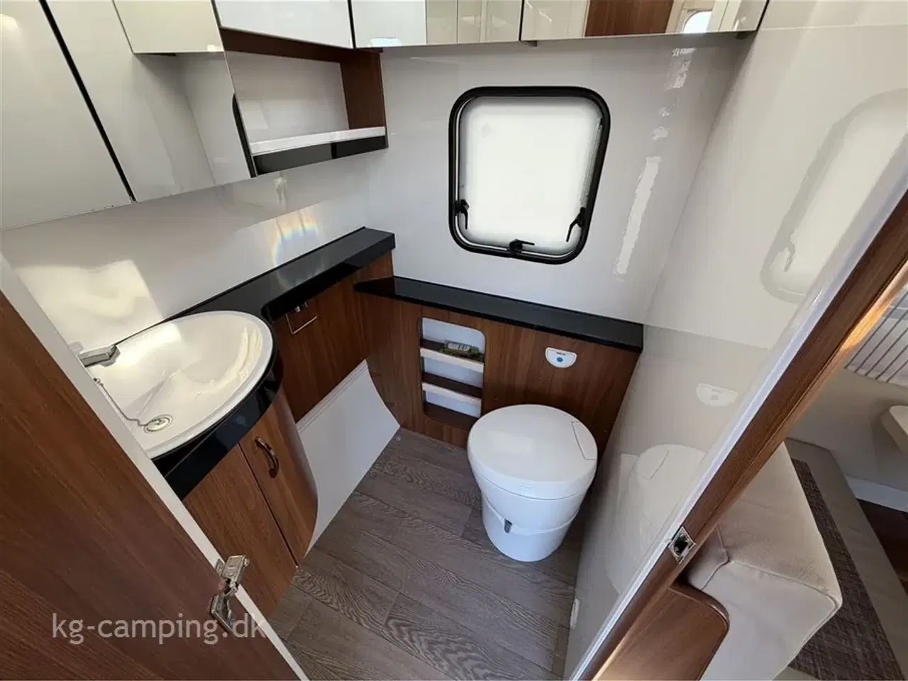 Billede 9 - 2018 - Hobby Excellent 460 SFf   Let rejsevogn med fritstående dobbeltseng. Incl i prisen er mover, fast markise og fortelt.