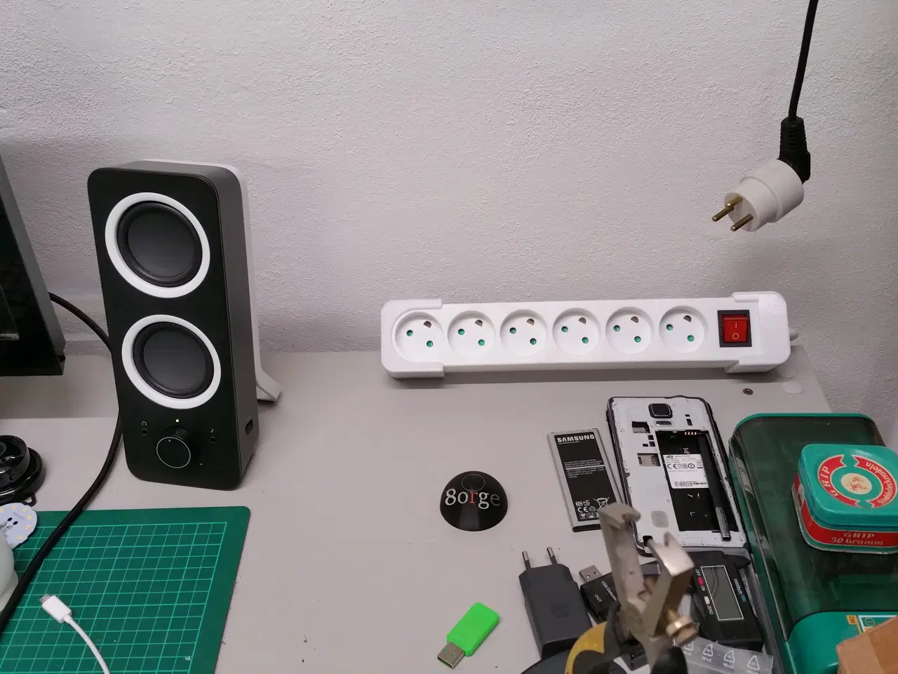 Billede 3 - Stikdåse Bord Holder ( vinklet udgave ) - 3d print