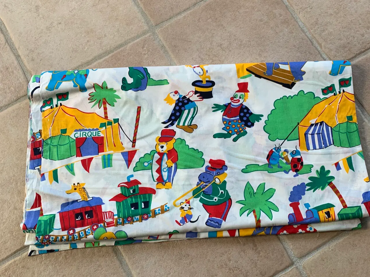 Billede 2 - Stof i flerfarvet design