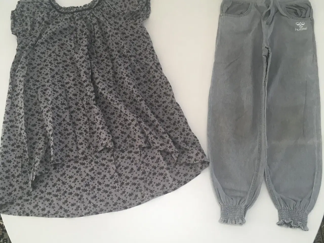 Billede 2 - Kjole og buks i grå