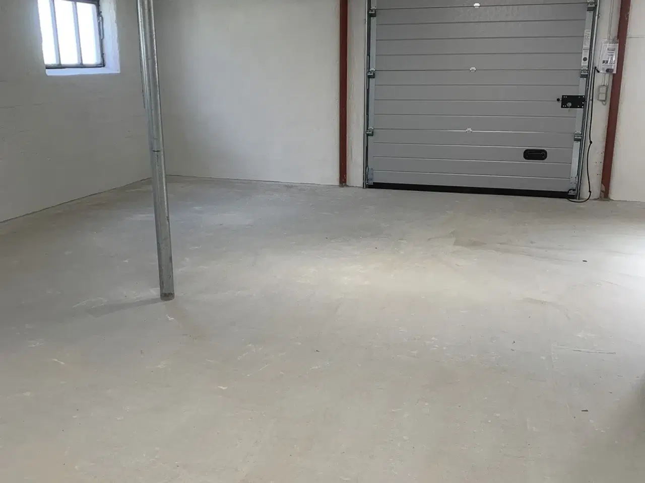 Billede 2 - Flot istandsat lokale. med muret ydervægge og lecaloft.