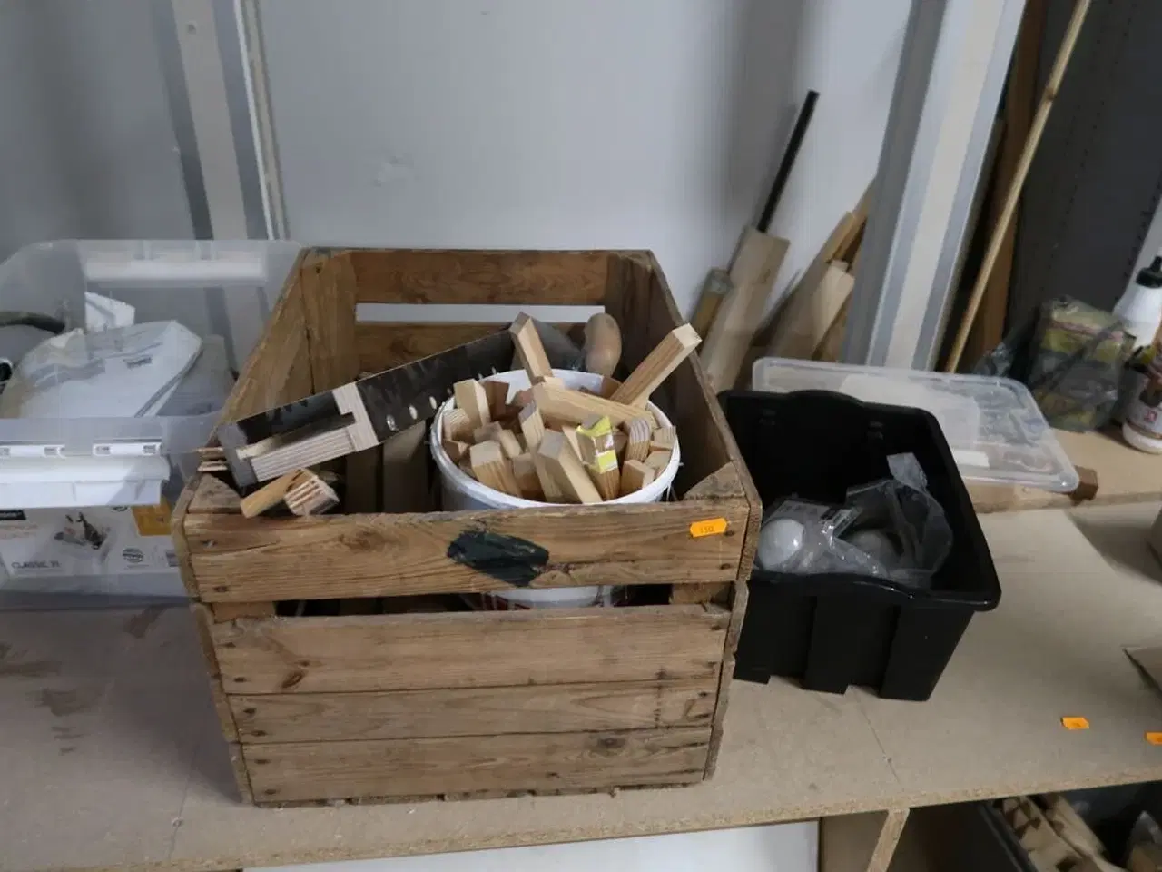 Billede 5 - Arbejdsborde/reoler med div. Varelager og værktøj