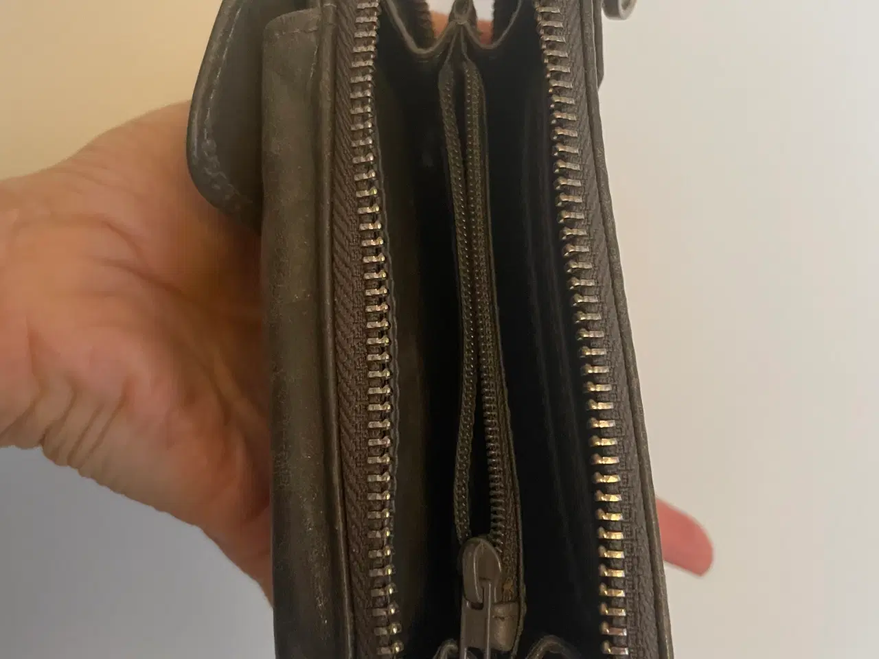 Billede 3 - Adax clutch/lille taske grå skind med lynlås