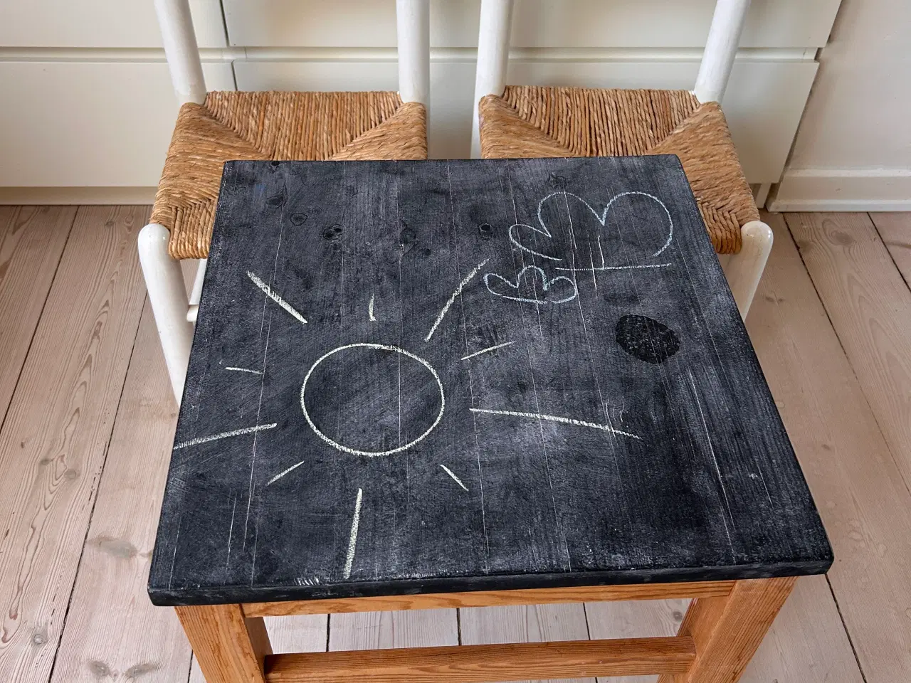 Billede 3 - Bord og 2 stole til børn