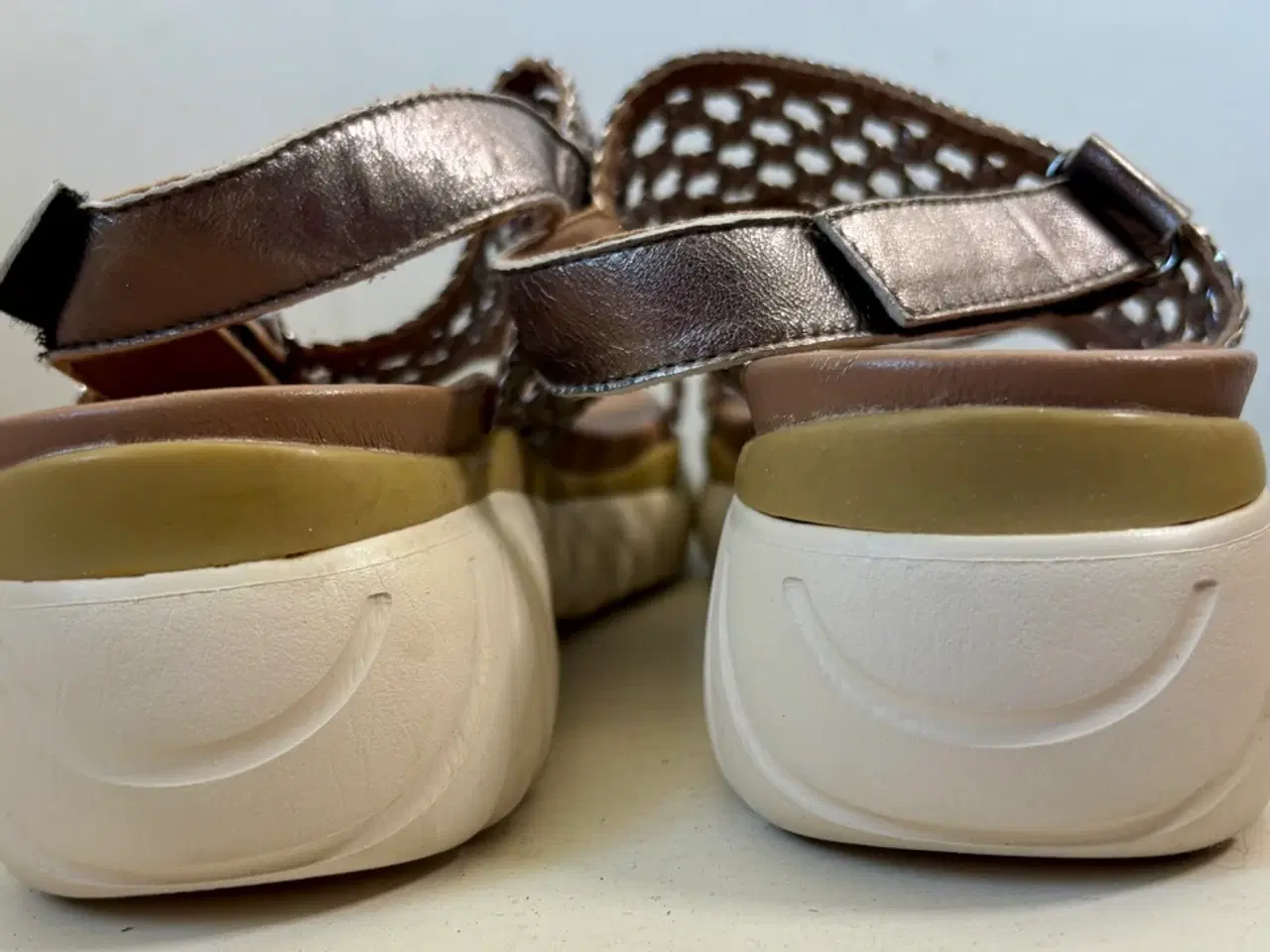 Billede 5 - Pedro Miralles, sandaler m guldflet, str 39