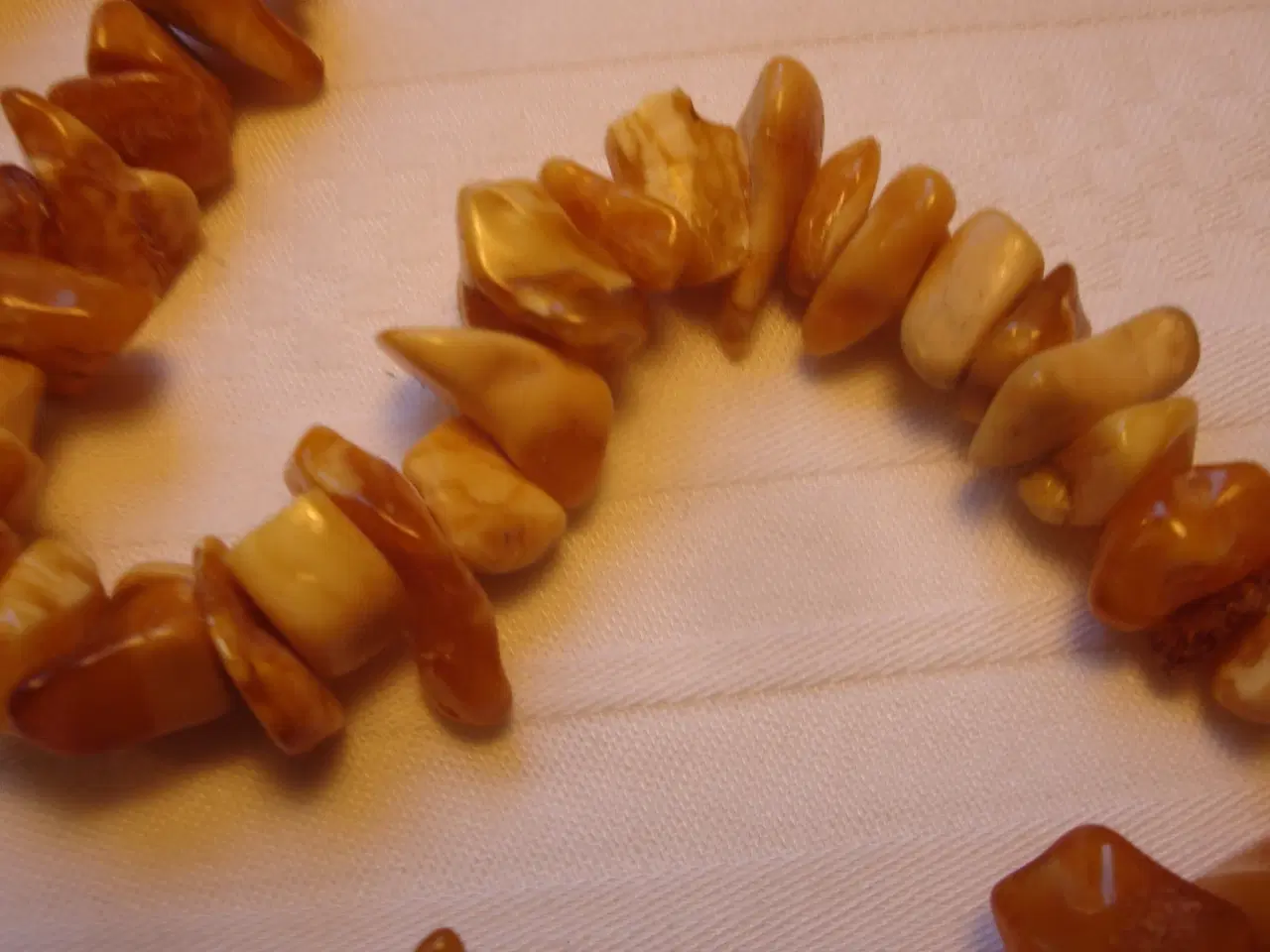 Billede 9 - 2 lyse rav halskæder - sender gerne