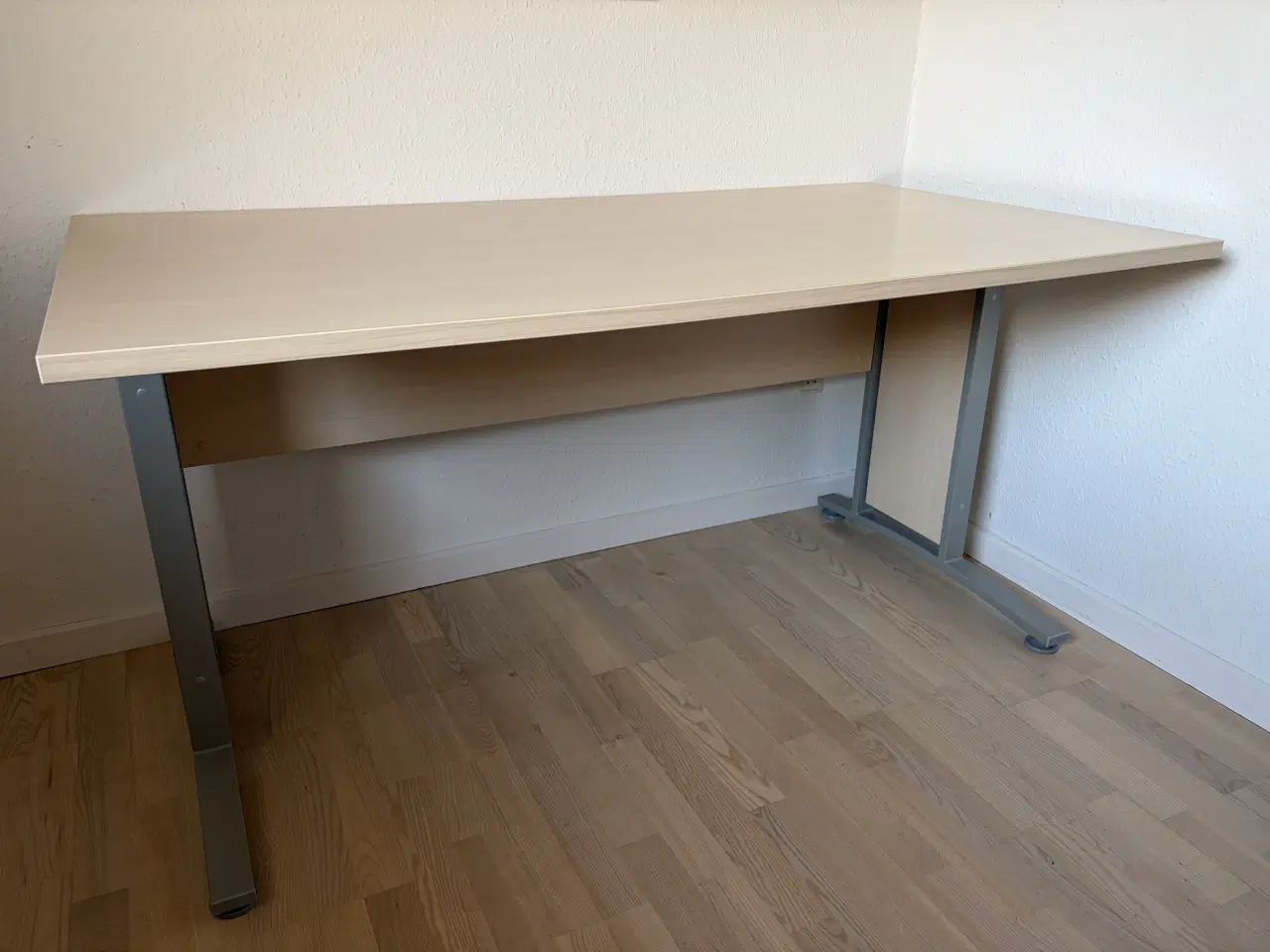 Billede 1 - Flot lyst laminat skrivebord. 