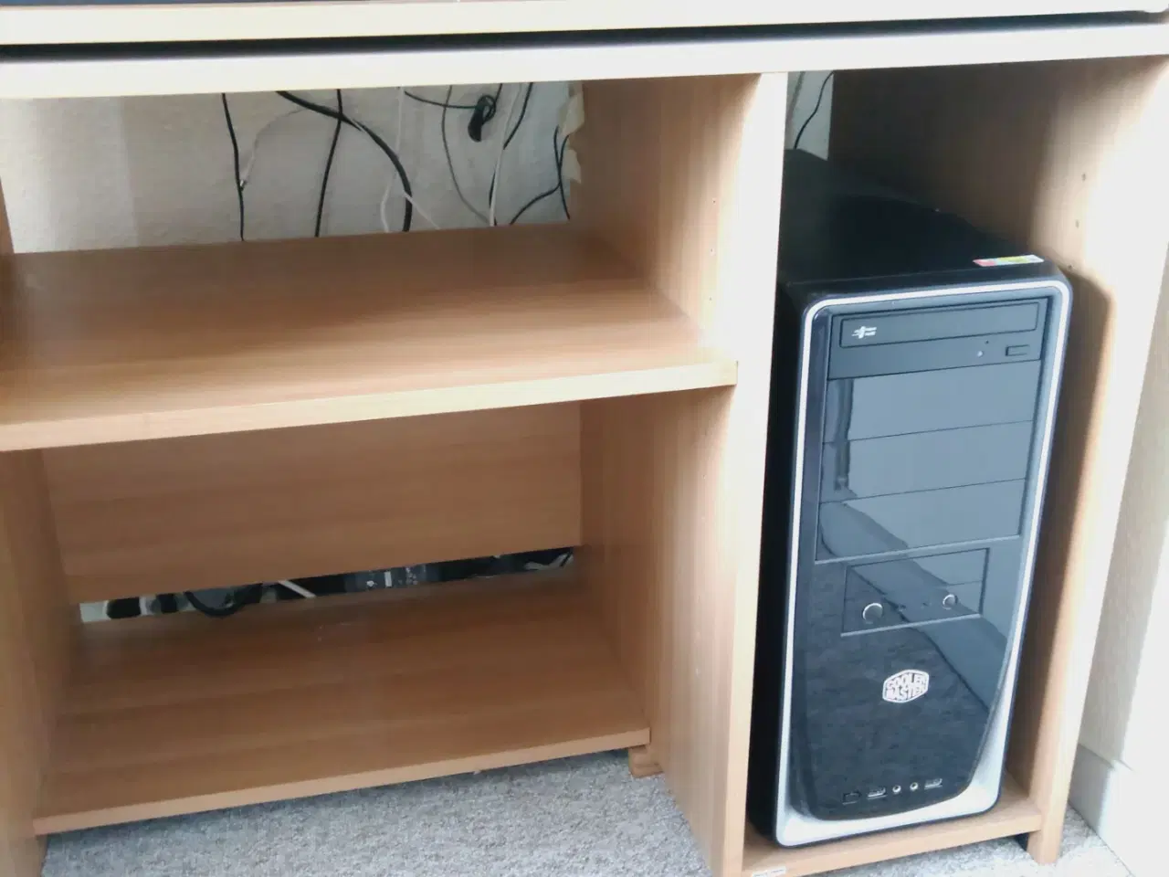 Billede 3 - Computerbord med tastaturudtræk i lys træ