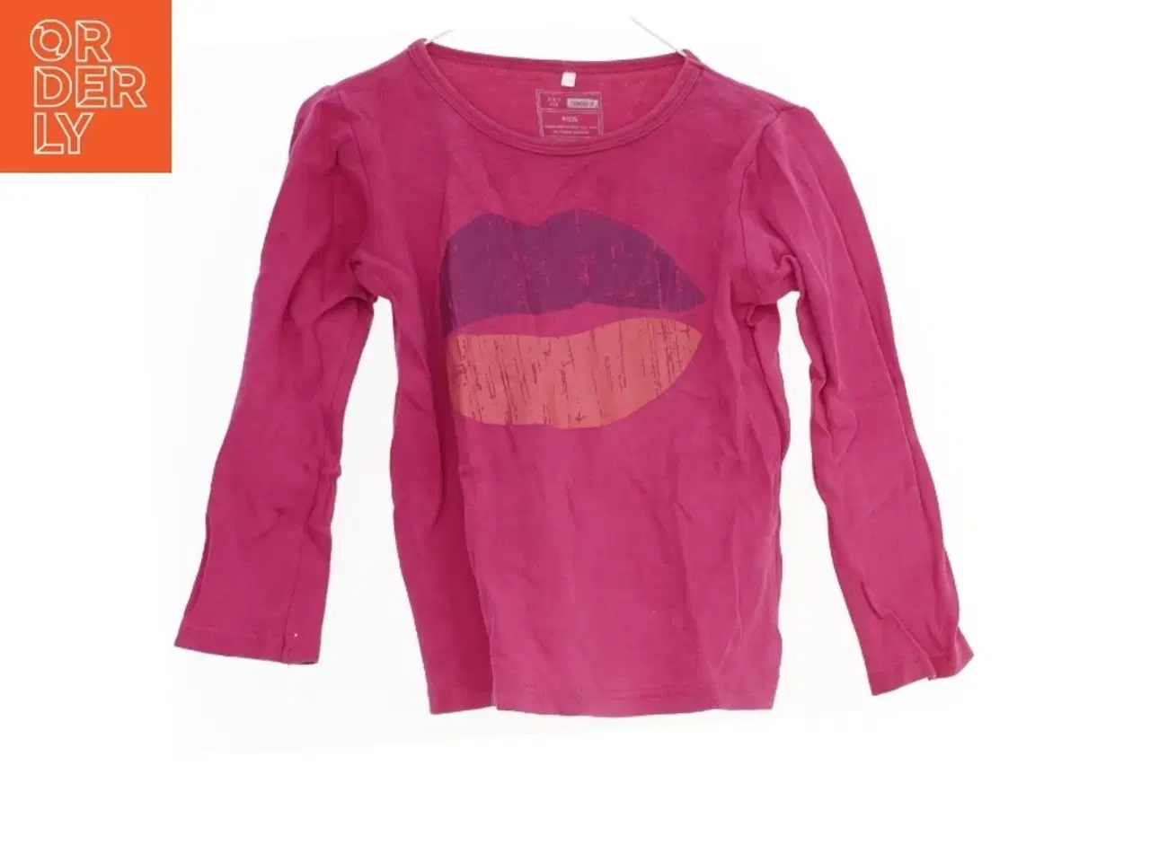 Billede 1 - Langærmet bluse med tryk af læber fra Name It (str. 116)