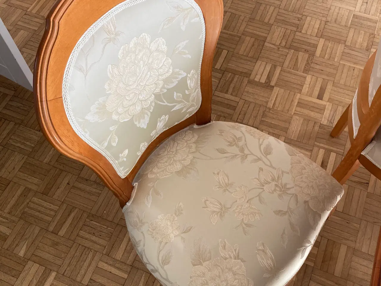 Billede 6 - flot spisebord i italiensk nøddetræ med 6 stole