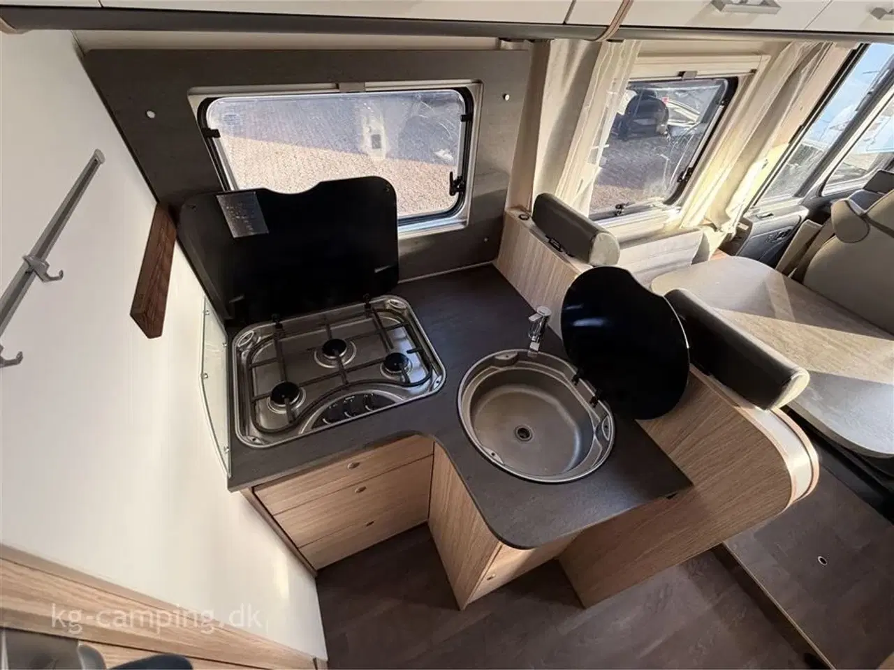 Billede 13 - 2021 - SunLight I 68 Adventure Edition   Topudstyret autocamper med bla. Clesana toilet - Ektra webasto oliefyr - Klimaanlæg - Maxxfan osv...