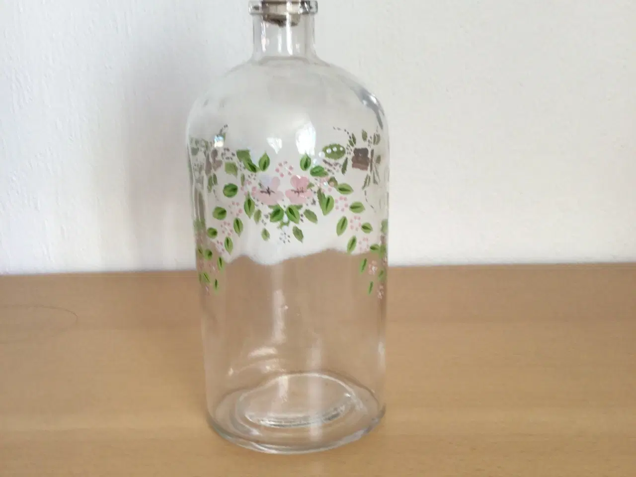 Billede 1 - Klukflaske, klart glas med blomsterdekoration