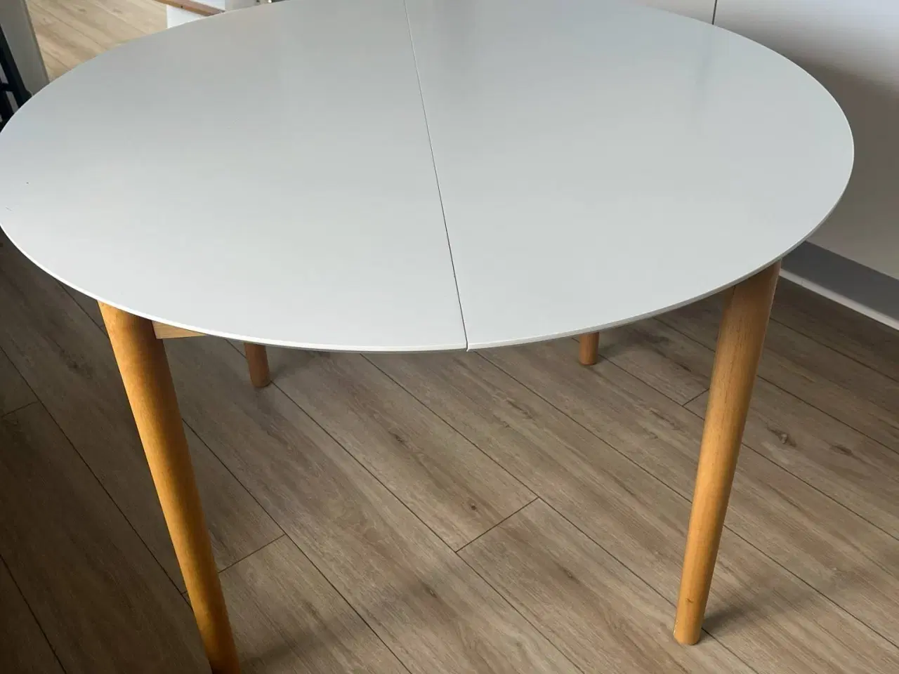 Billede 4 - Hvidt rundt spisebord med udtræk (reserveret)