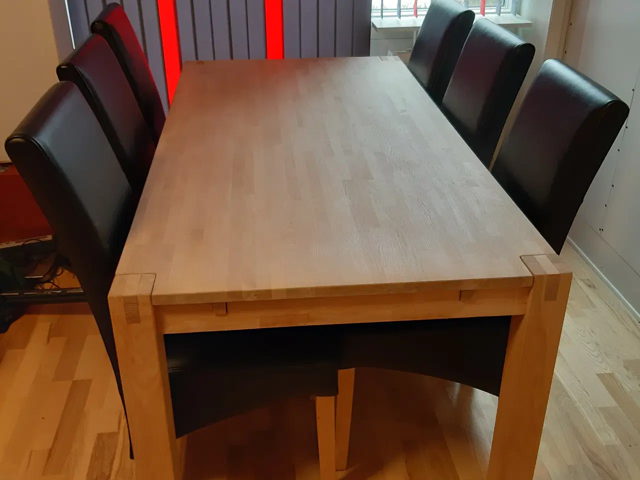 Billede 3 - Spisebord i eg + 6 stole m. Sort læder