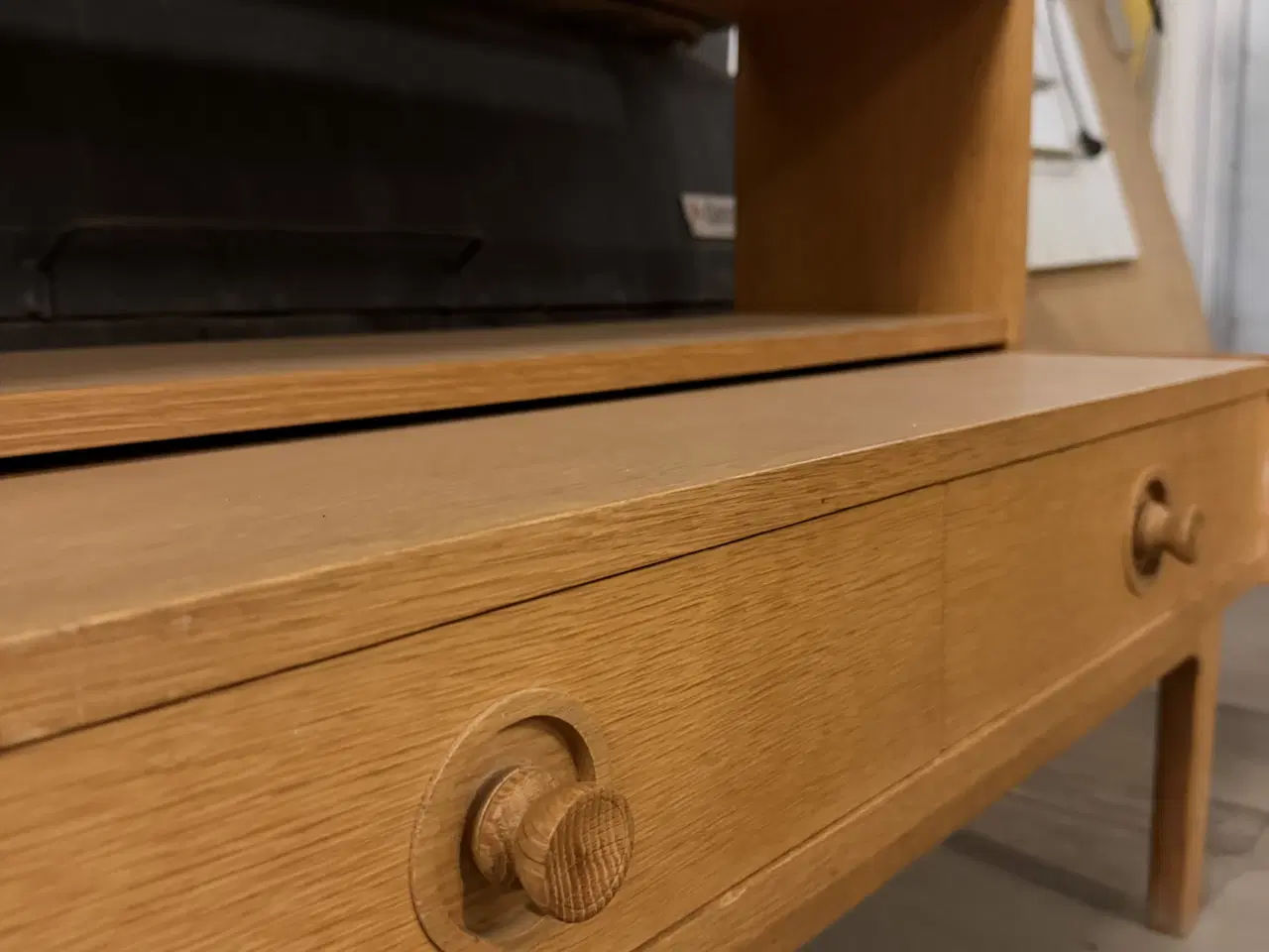 Billede 2 - Egetræs kommode med hylde