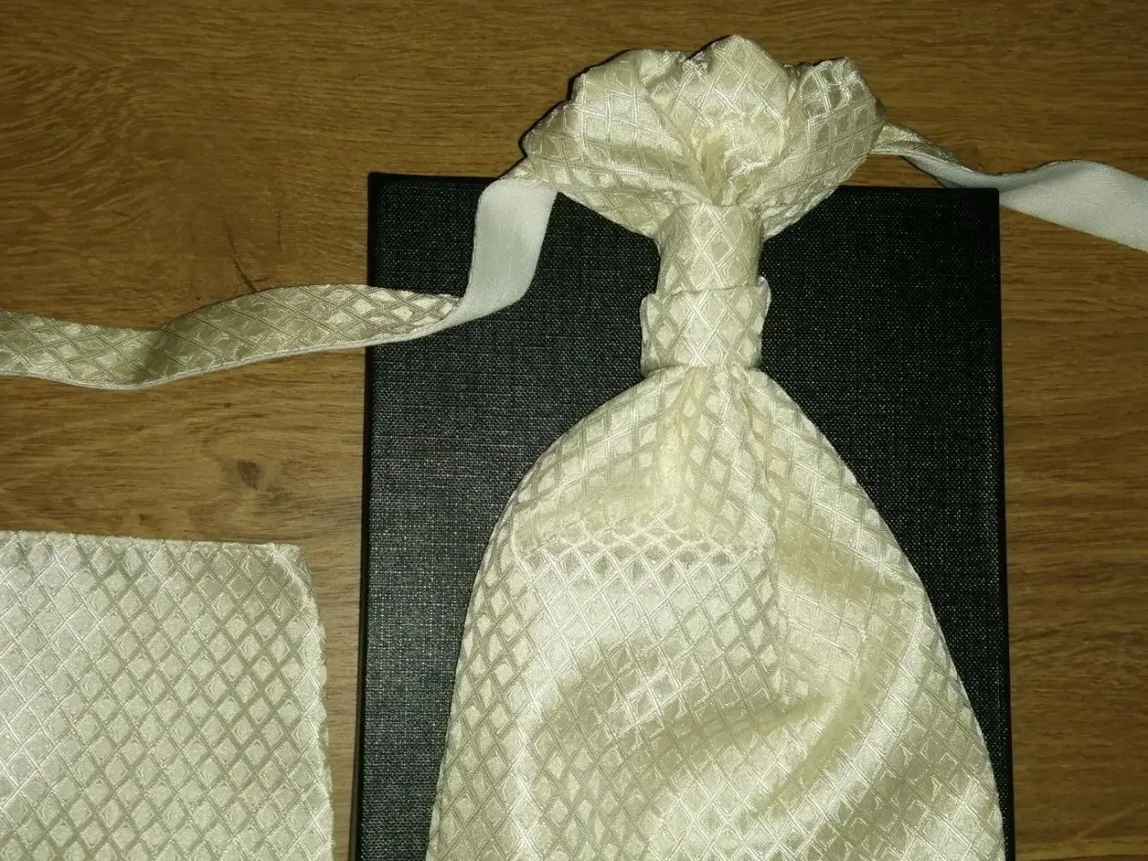 Billede 3 - NYT KRAWATT/SLØJFE SÆT, PERLEMORS HVID