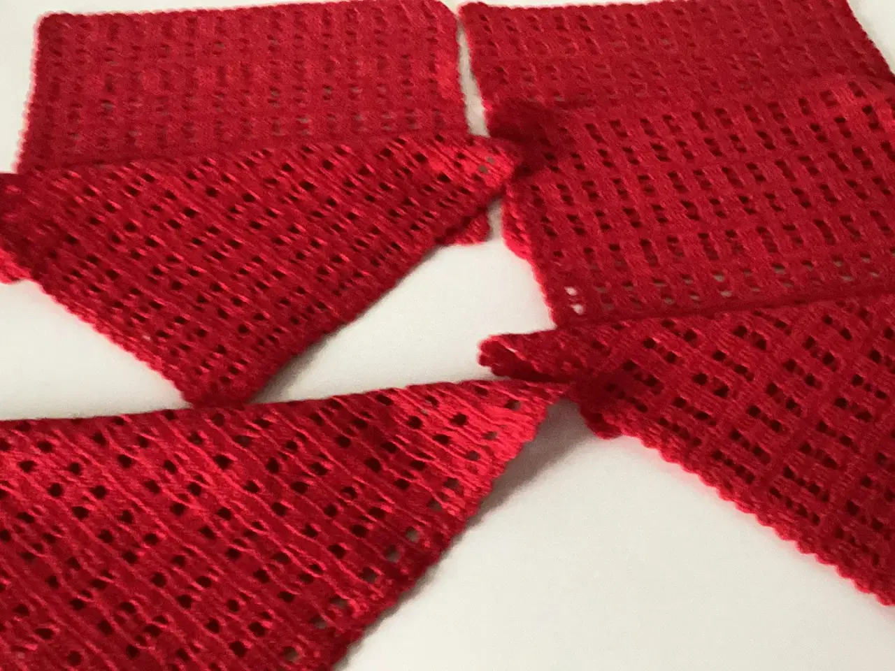 Billede 3 - Hæklede røde servietter