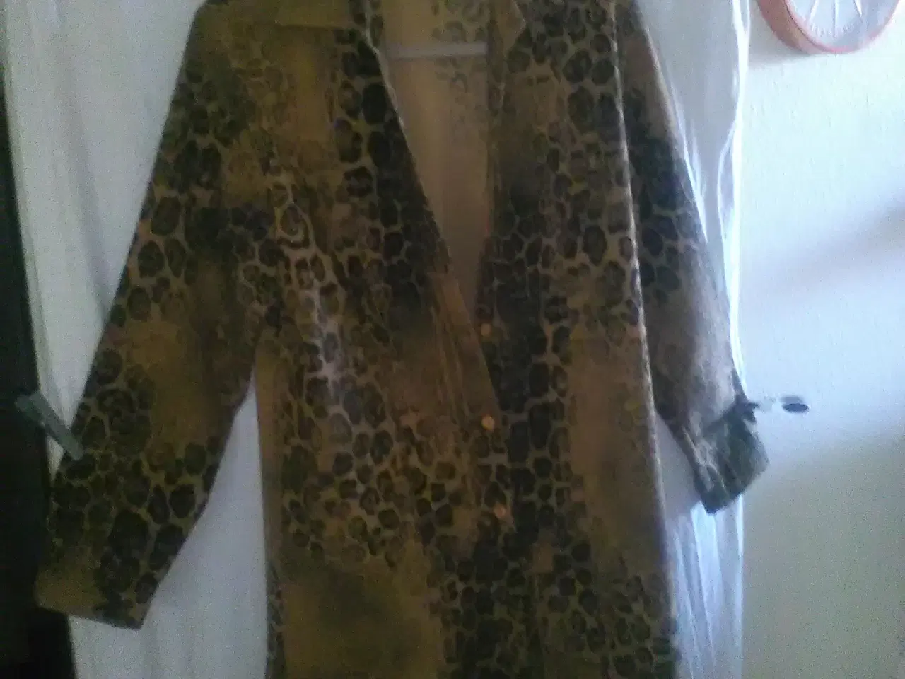 Billede 6 - Lang dame blazer, med animalprint str.38/40-