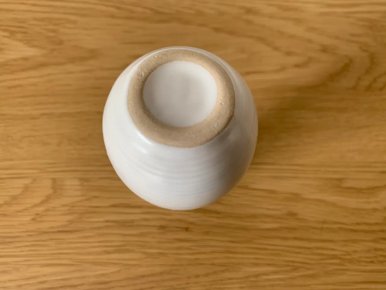 Billede 2 - Elegant keramikvase i brækket hvid glasur