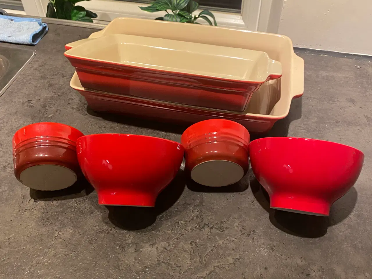 Billede 1 - Rødt fade til ovnen og 4 skåle kun brugt et par ga