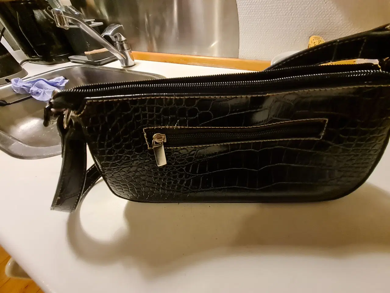 Billede 2 - Lille håndtaske med pynte kæde