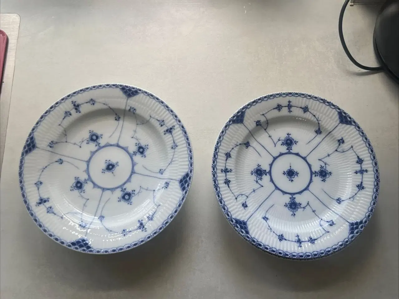 Billede 1 - Om produktet Musselmalet halvblonde flat tallerken