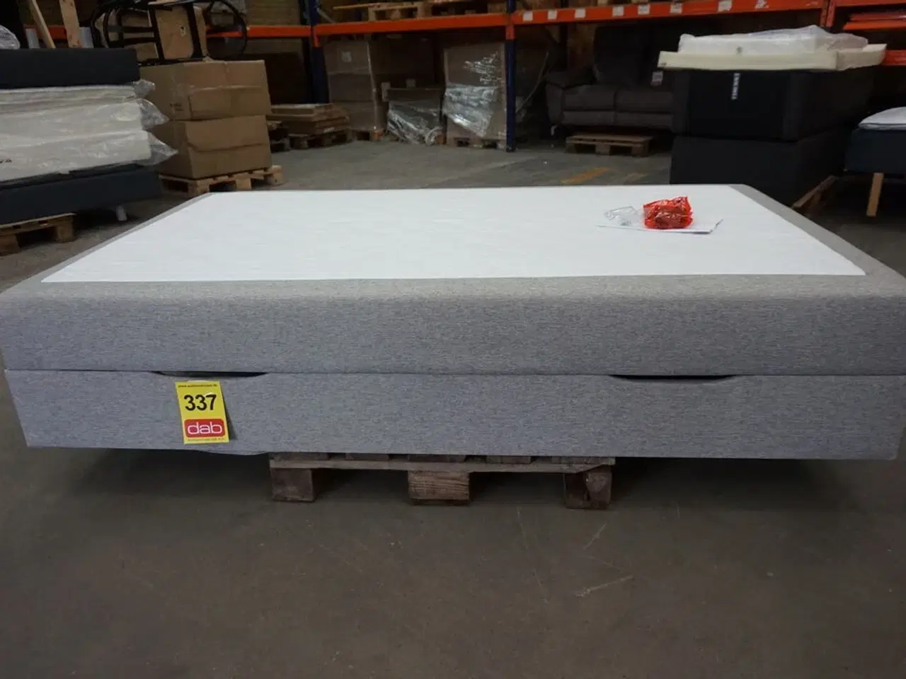 Billede 3 - Nordisk fjer B90 seng med opbevaring 120x200 cm Lysegrå