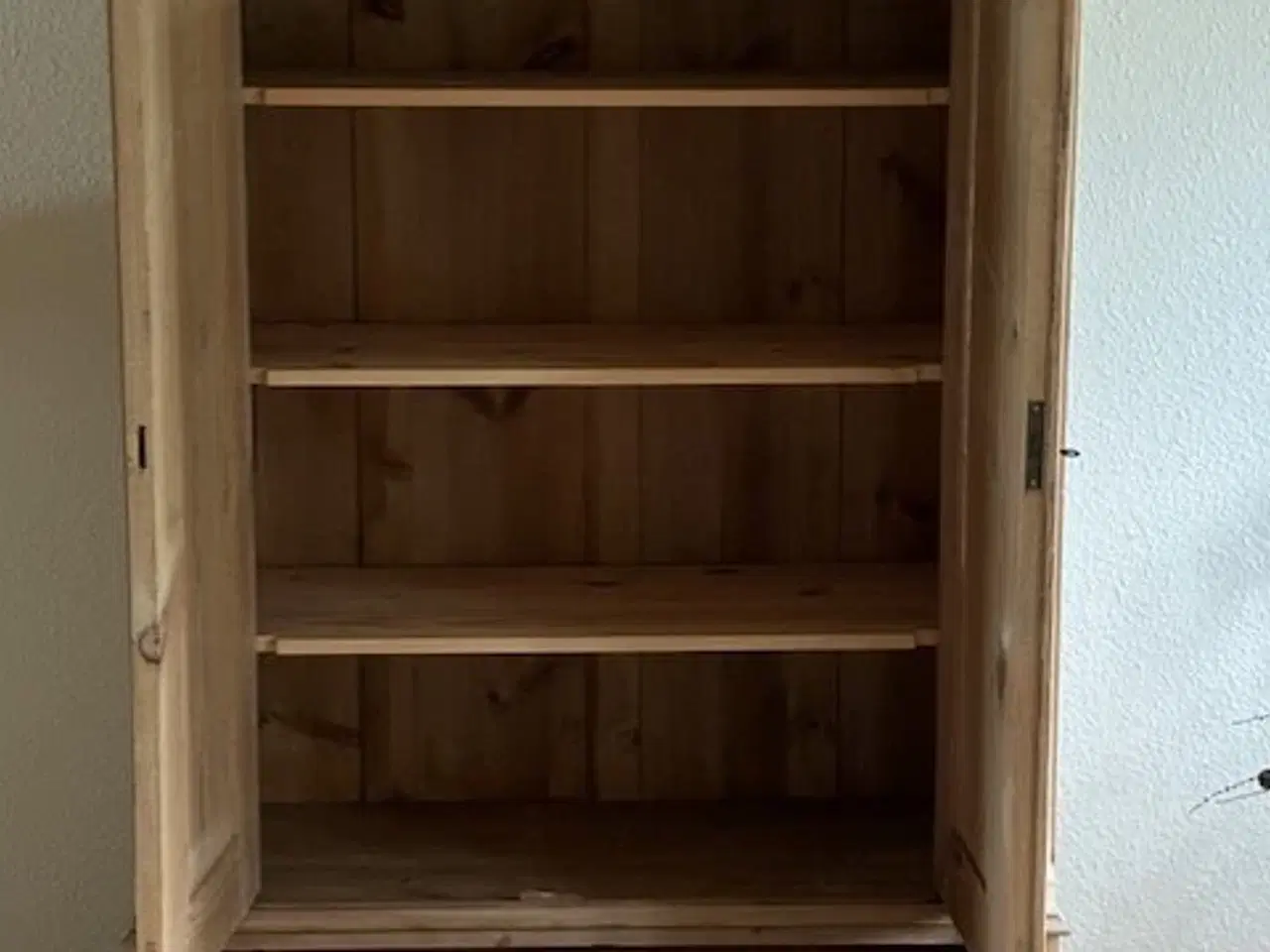 Billede 3 - Karlekammerskab - Skab i massivt fyrretræ.