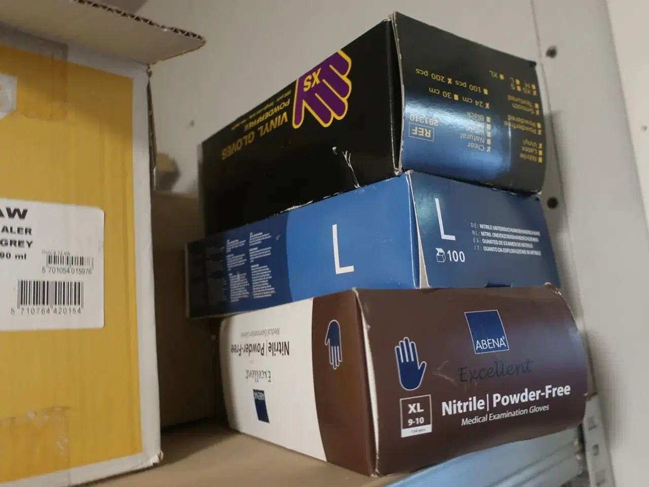 Billede 3 - Reol med div. Værktøj, engangshandsker m.m.