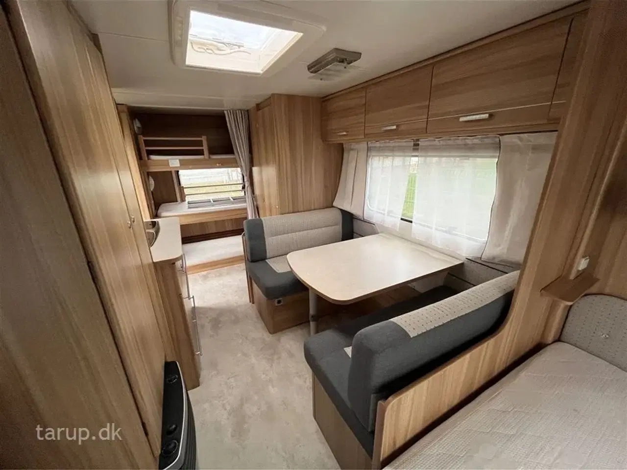 Billede 11 - 2014 - Caravelair Antares Luxe 527 Fortelt: Isabella Commodore Concept, mover, tv-antenne, sidesiddegruppe, kompressor køleskab m/ frostboks, 3 køjer og dobbeltseng