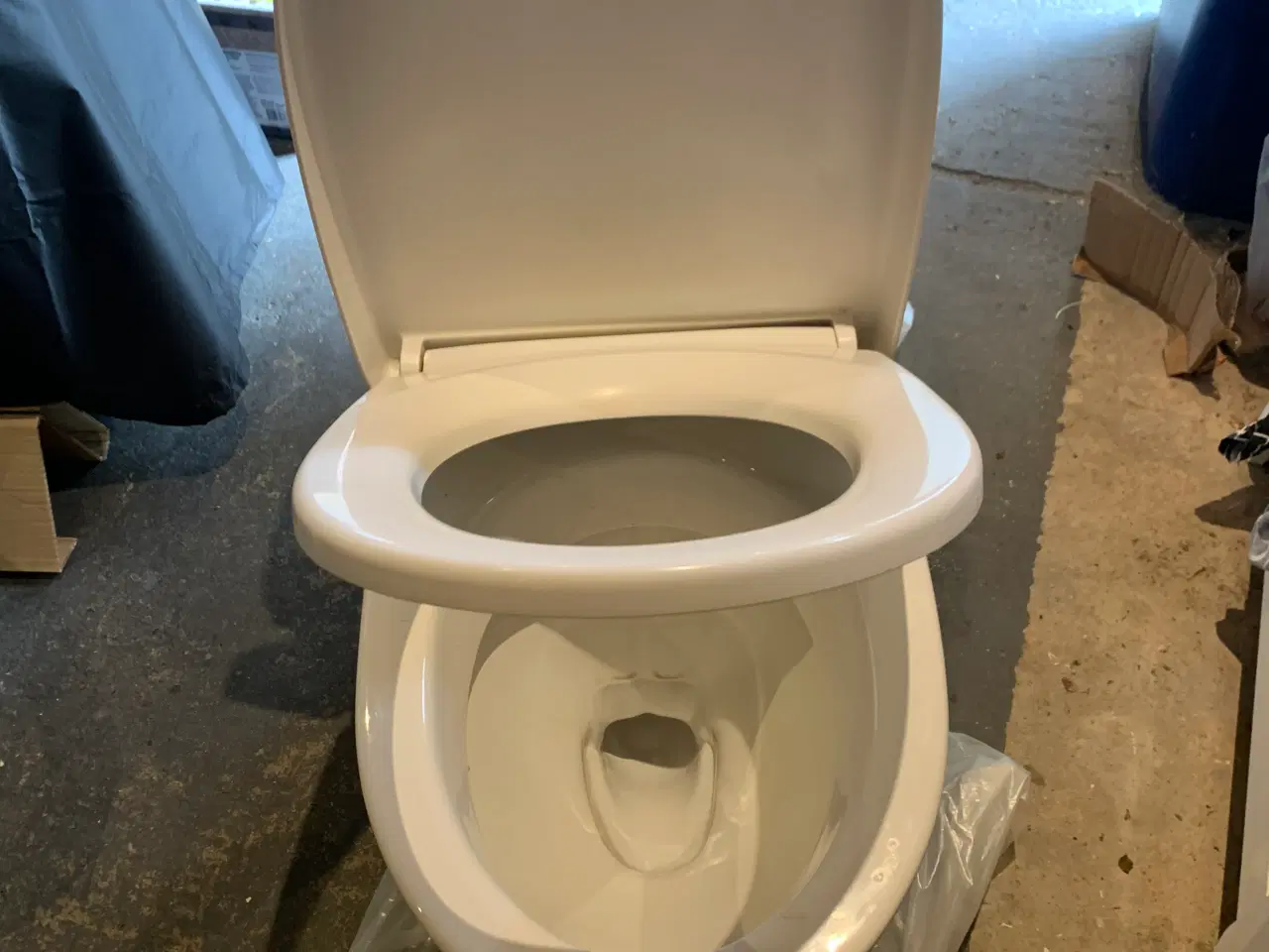 Billede 4 - Hvidt toilet incl. toiletbræt