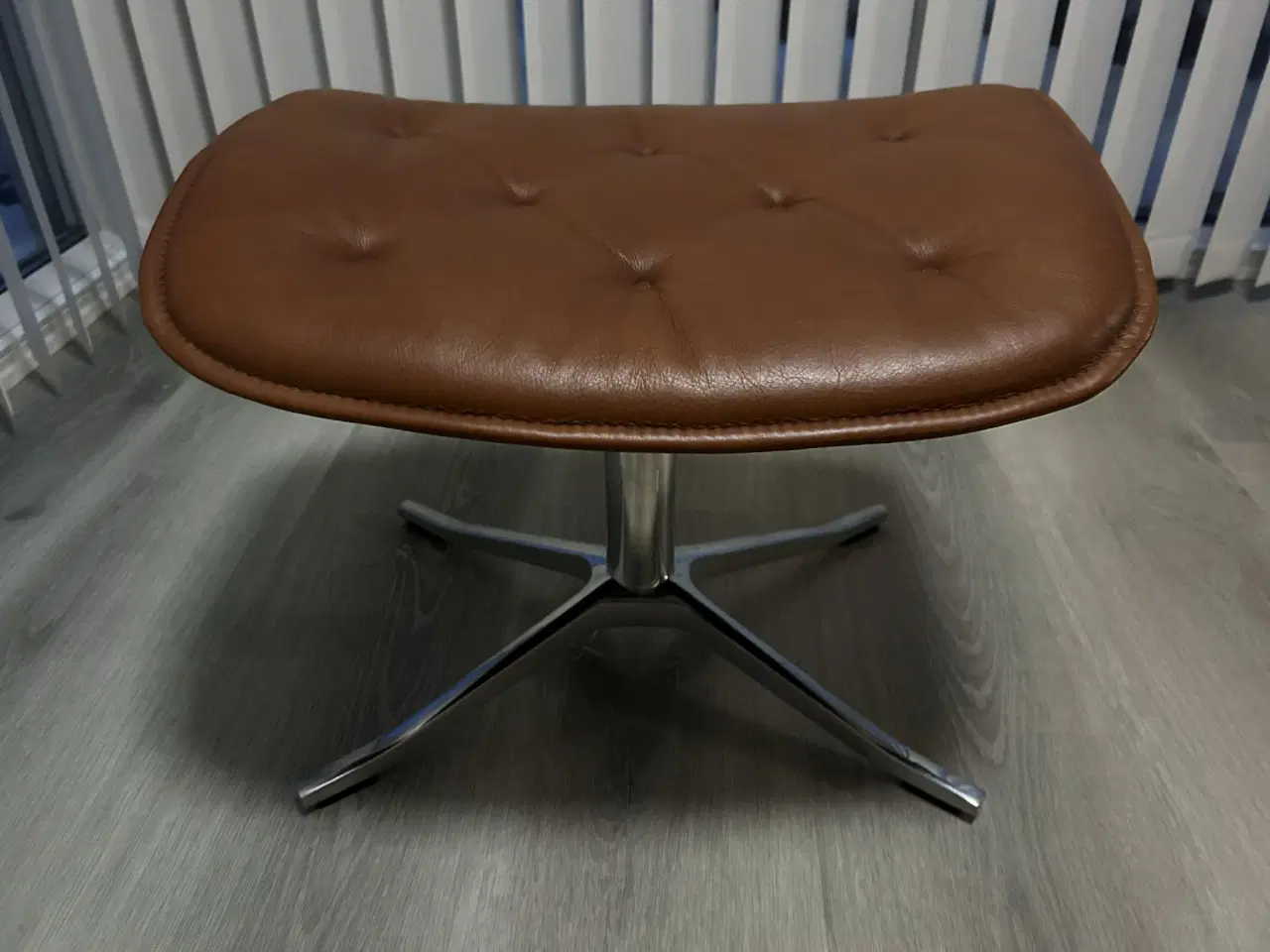 Billede 5 - Lænestolssæt - Stol & fodskammel i Cognac-læder